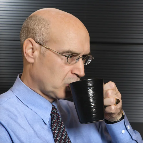Uomo d'affari che beve caffè . — Foto Stock