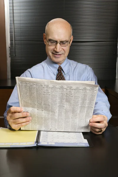Podnikatel čtení noviny. — Stock fotografie