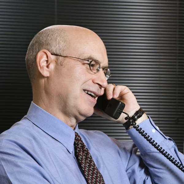 Empresário ao telefone . — Fotografia de Stock