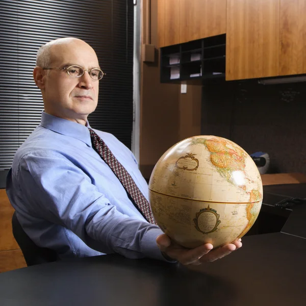 Uomo d'affari in possesso di globo . — Foto Stock