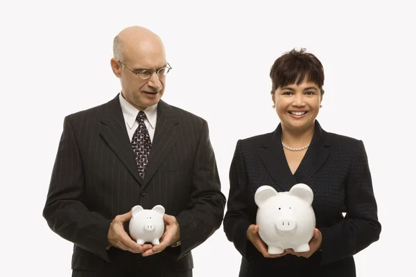 Ondernemers houden piggybanks. — Stockfoto