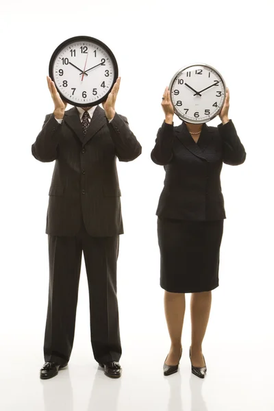 Podnikatelé drží hodiny. — Stock fotografie