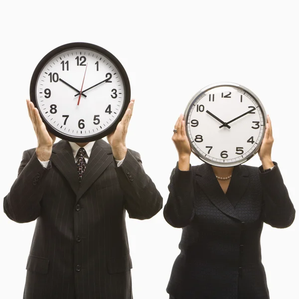 Przedsiębiorców posiadających zegary. — Zdjęcie stockowe