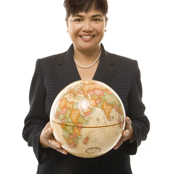 Imprenditrice che tiene il globo . — Foto Stock