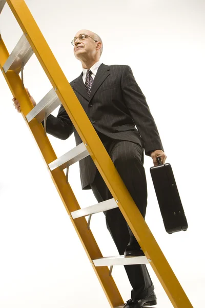 Geschäftsmann klettert auf Leiter. — Stockfoto