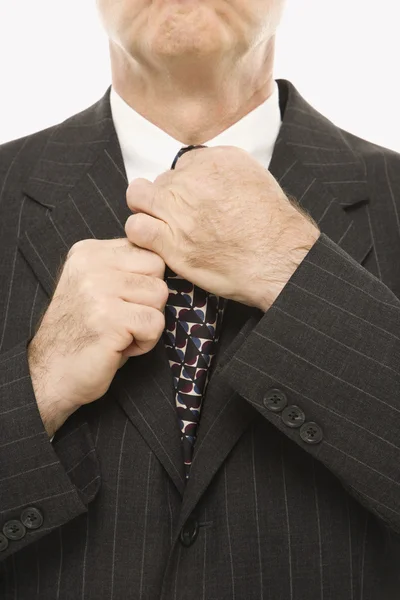 Homme d'affaires redressant cravate . — Photo
