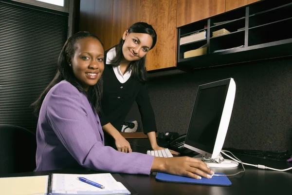 Vrouwelijke ondernemers werken in office. — Stockfoto