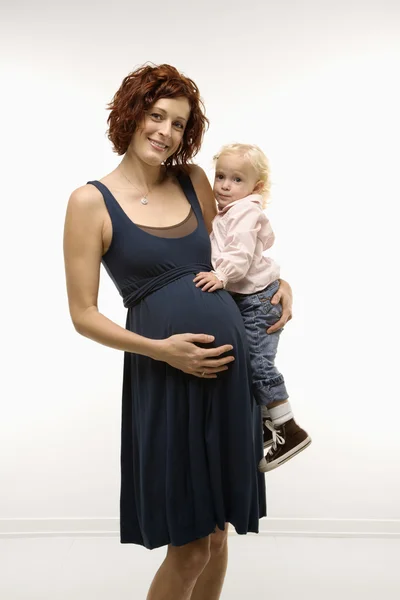 Zwangere vrouw bedrijf kind. Stockfoto