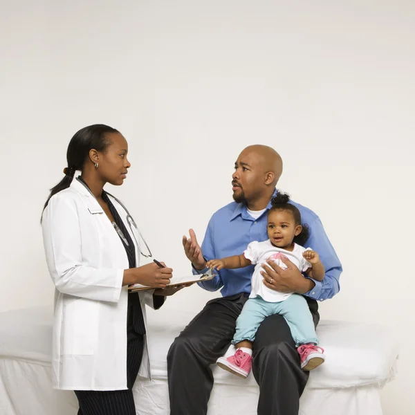 Vader en baby met arts. — Stockfoto