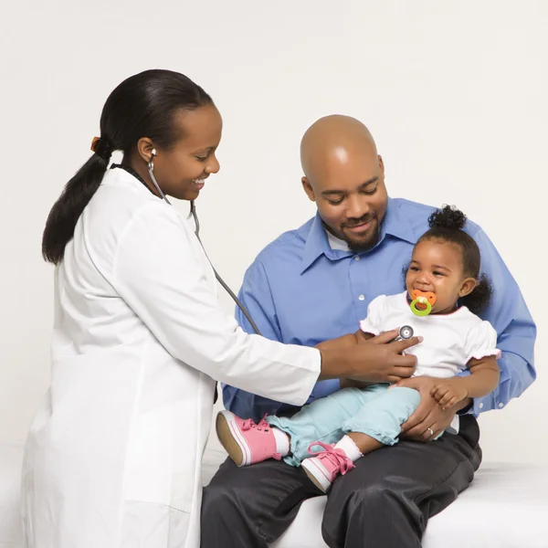 Fadern, barnet och läkare. — Stockfoto