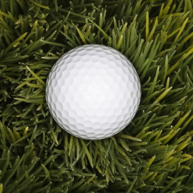 Çimlerde golf topu.