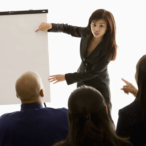 Podnikatelka dávat prezentaci. — Stock fotografie