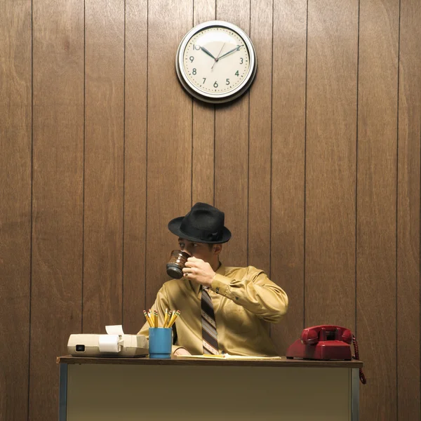 Άνθρωπος στο ρετρό γραφείο. — Φωτογραφία Αρχείου