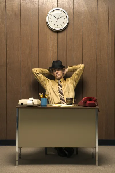 Człowiek w biurze retro. — Zdjęcie stockowe