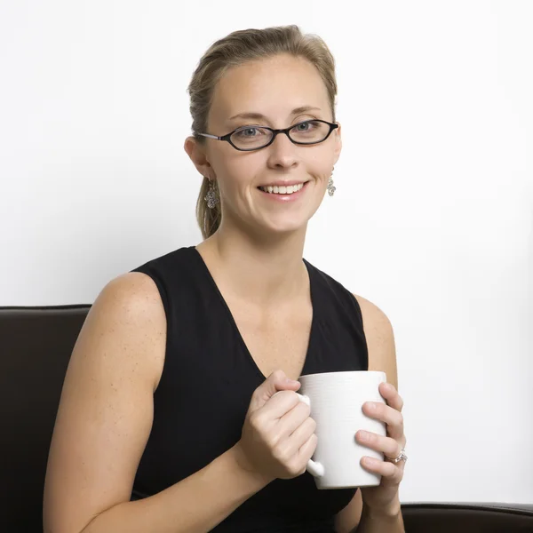 Frau trinkt Kaffee. — Stockfoto