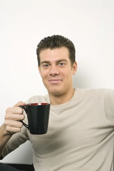 Ο άνθρωπος πίνει καφέ. — Φωτογραφία Αρχείου