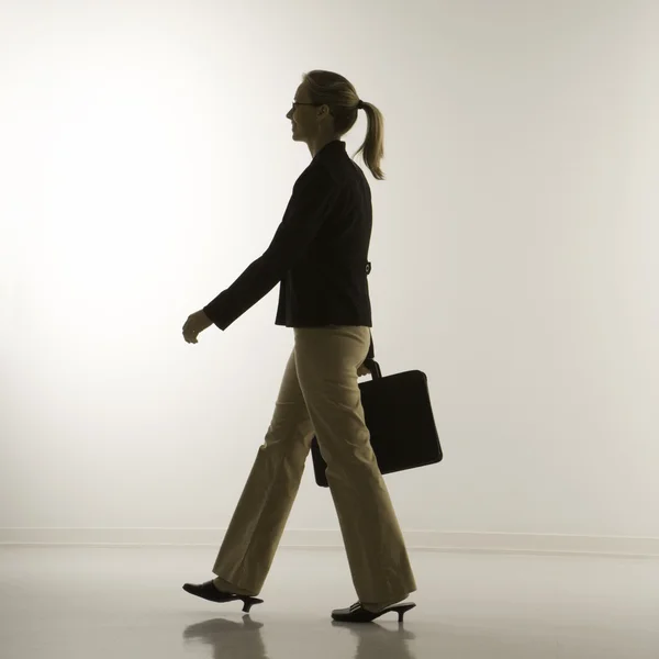 Empresária andando . — Fotografia de Stock