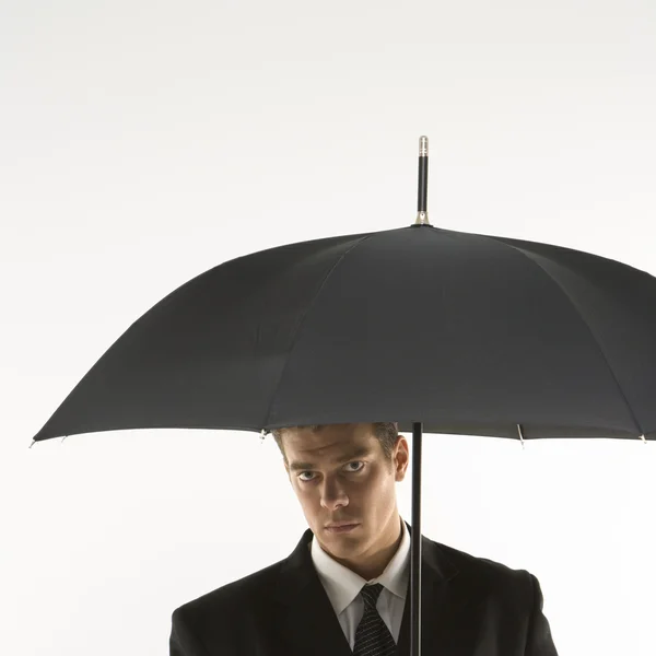 Zakenman onder paraplu. — Stockfoto