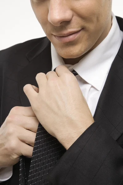 Мужчина выпрямляет галстук . — стоковое фото
