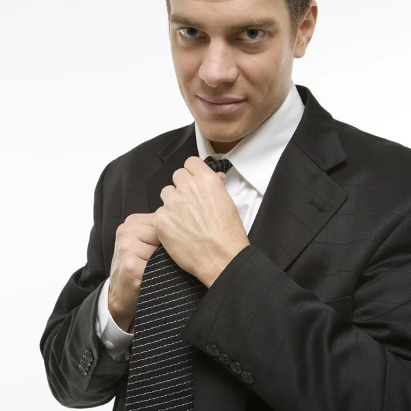 Mann richtet Krawatte. — Stockfoto