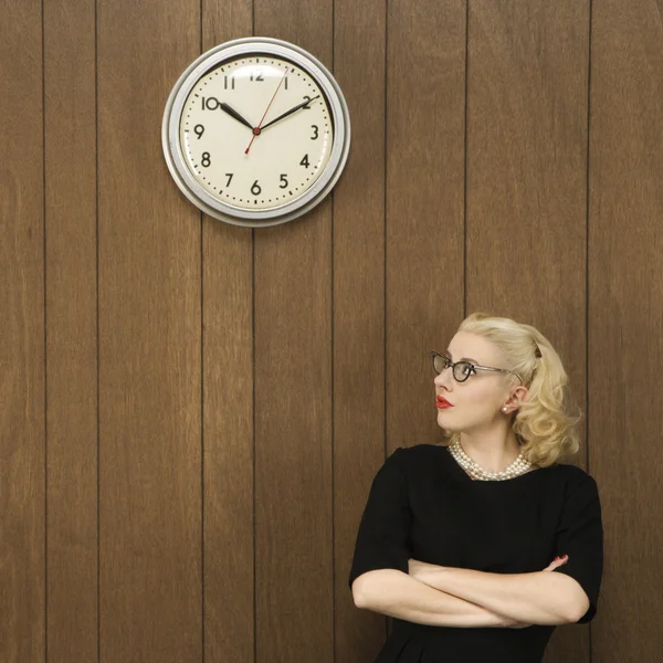 Mujer mirando el reloj . — Foto de Stock