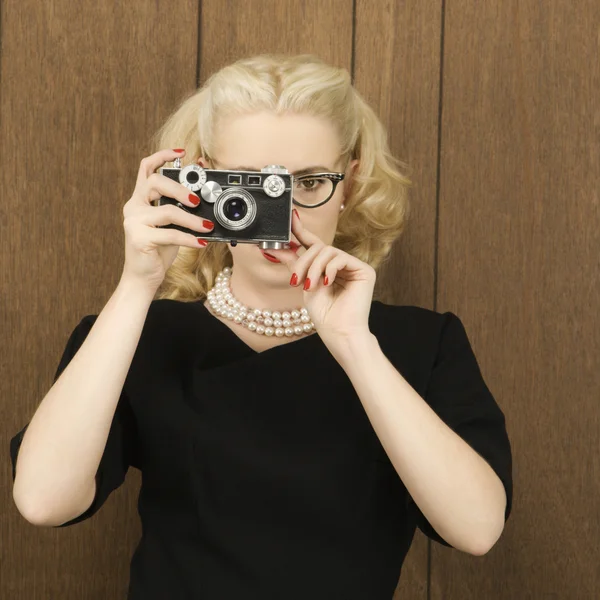 Vrouw met vintage camera. — Stockfoto