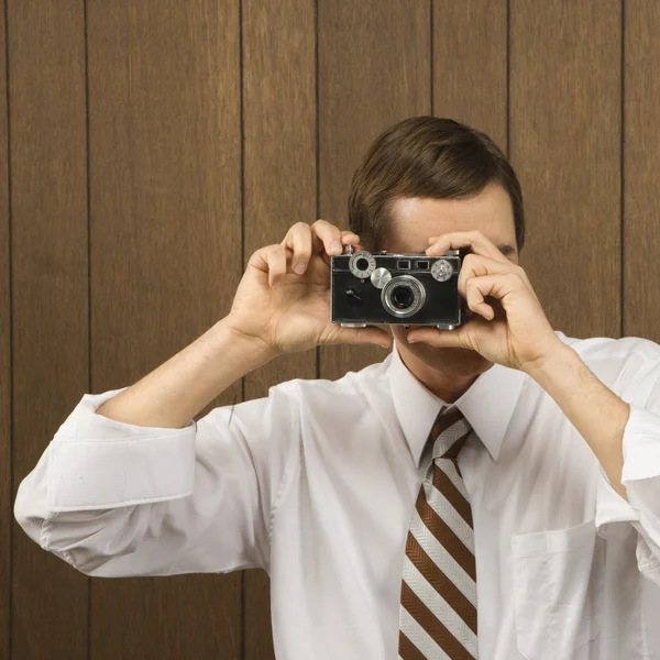 Homme avec caméra vintage . — Photo