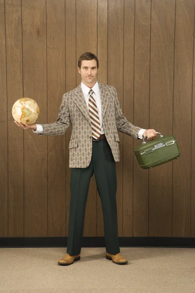 Homme avec globe et bagages . — Photo