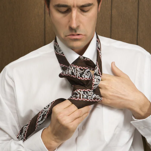 Человек, завязывающий галстук . — стоковое фото