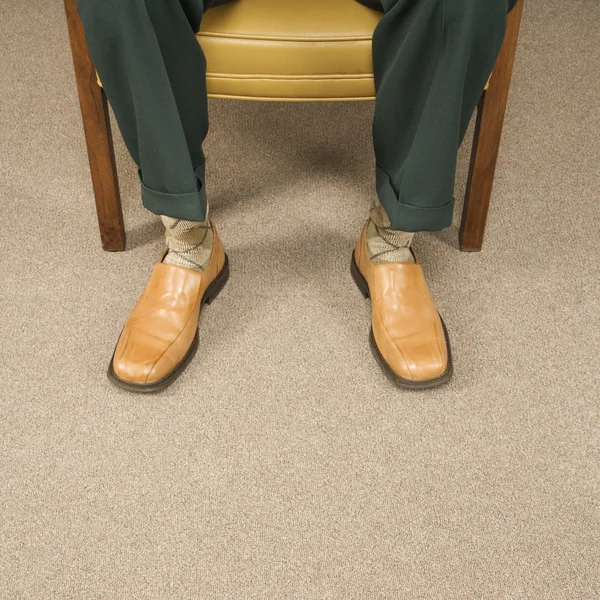 Hombre usando zapatos de vestir . —  Fotos de Stock