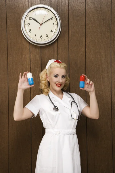 Retro Krankenschwester mit Pillen. — Stockfoto