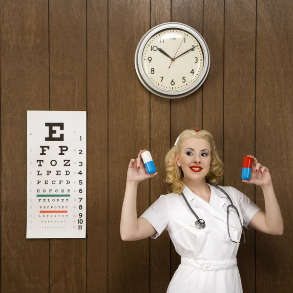 Retro Krankenschwester mit Medikamenten. — Stockfoto