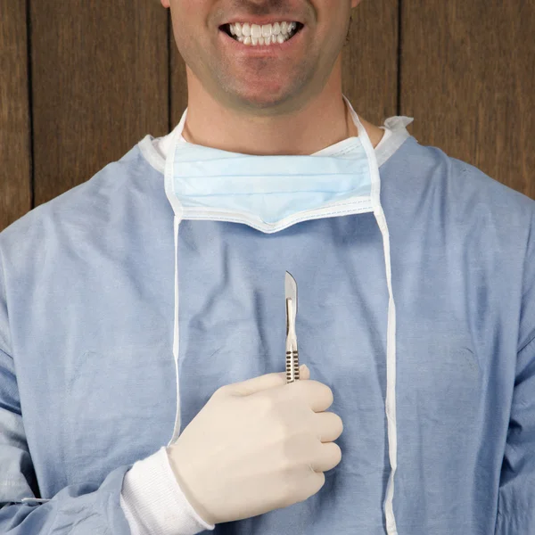 Chirurg bedrijf scalpel. — Stockfoto