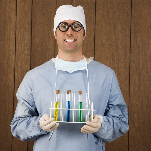 Cirujano sosteniendo tubos de ensayo . —  Fotos de Stock