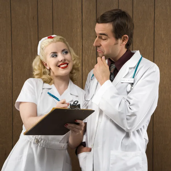 Ретро медсестра и врач . — стоковое фото