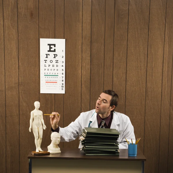 Läkare i retro office. — Stockfoto