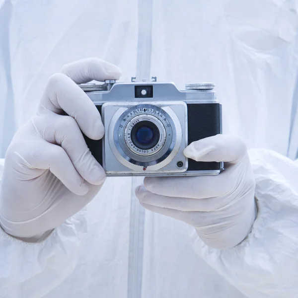 Biohazard mannen antik kamera. — Stockfoto