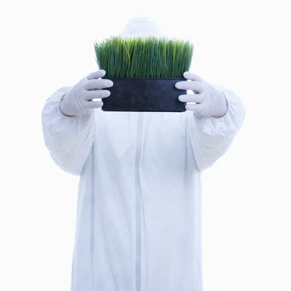 Hombre de riesgo biológico con hierba . — Foto de Stock