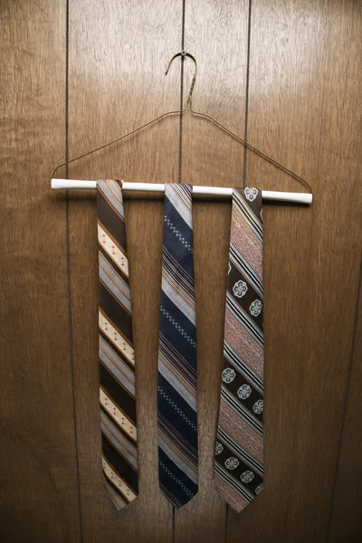 Krawatten auf Kleiderbügel. — Stockfoto