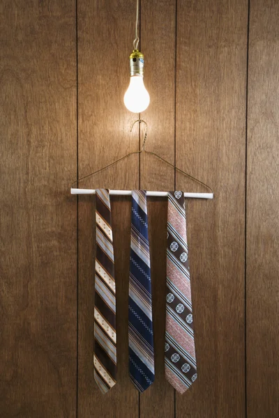 Männer Krawatten auf Kleiderbügel. — Stockfoto