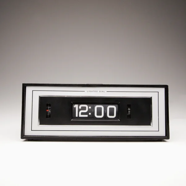 复古时钟设置为 12:00. — 图库照片