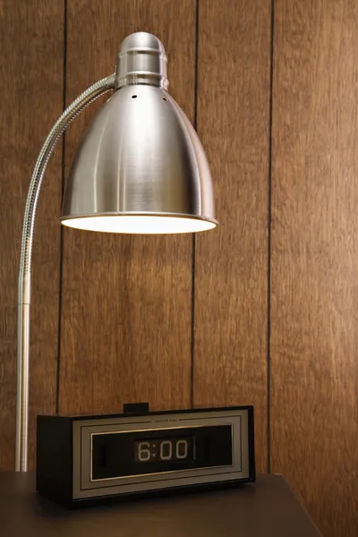 Ретро настольная лампа и часы . — стоковое фото