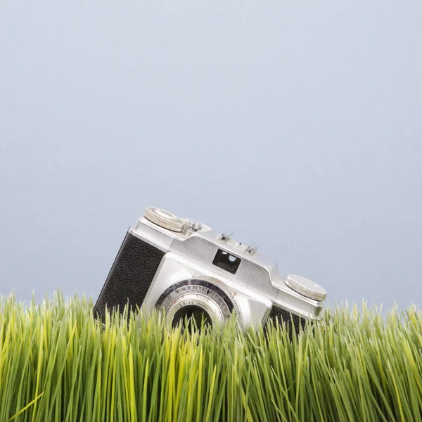 Εκλεκτής ποιότητας φωτογραφική μηχανή στο γρασίδι. — Φωτογραφία Αρχείου