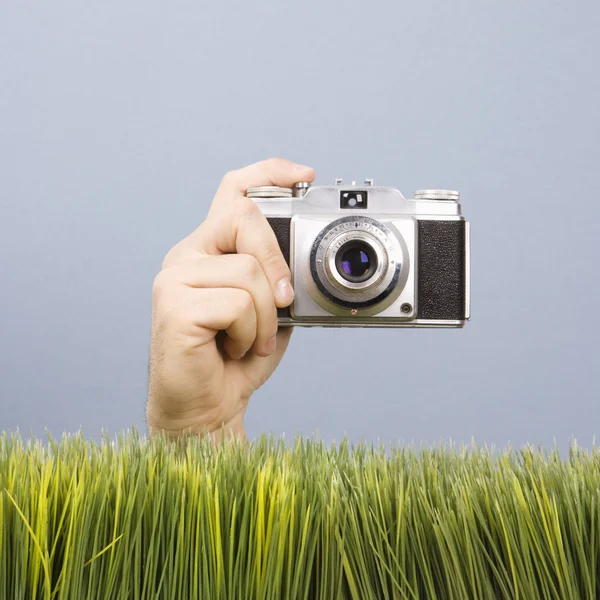 Χέρι που κρατά το εκλεκτής ποιότητας φωτογραφική μηχανή. — Φωτογραφία Αρχείου