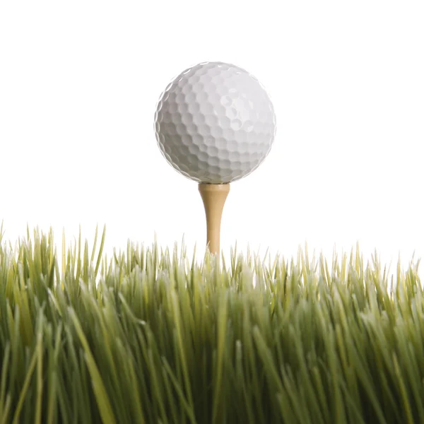 Golfball ruht auf dem Abschlag. — Stockfoto