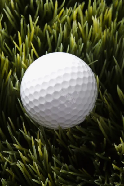Golfball vilar i gräset. — Stockfoto