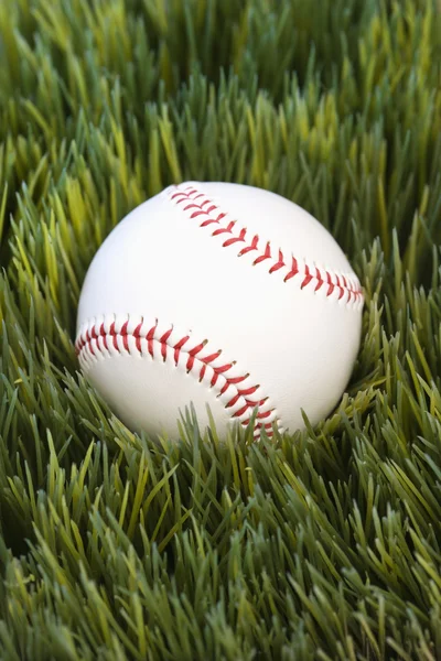 Μπέιζμπολ αναπαύεται στο χόρτο. — Φωτογραφία Αρχείου