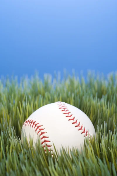 Béisbol descansando en la hierba . — Foto de Stock