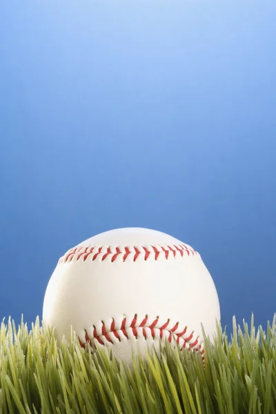 Beisebol descansando na grama . — Fotografia de Stock