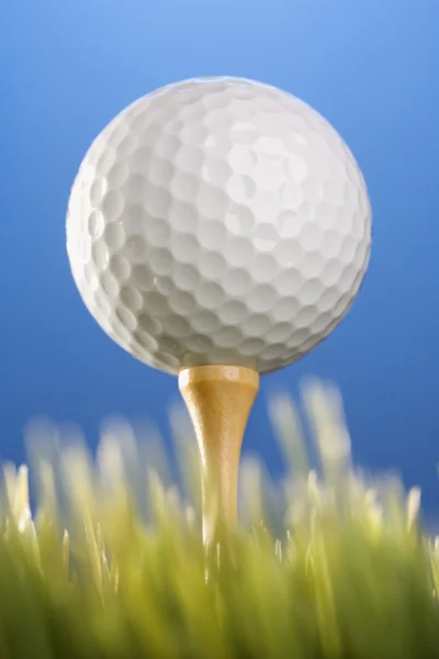 Golfball op tee in gras. — Stockfoto